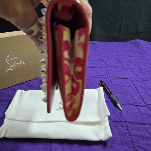 🧡💗CHRISTIAN LOUBOUTIN KISS STUDDED WALLET WITH WRISTLET STRAP - Picture 4 of 10